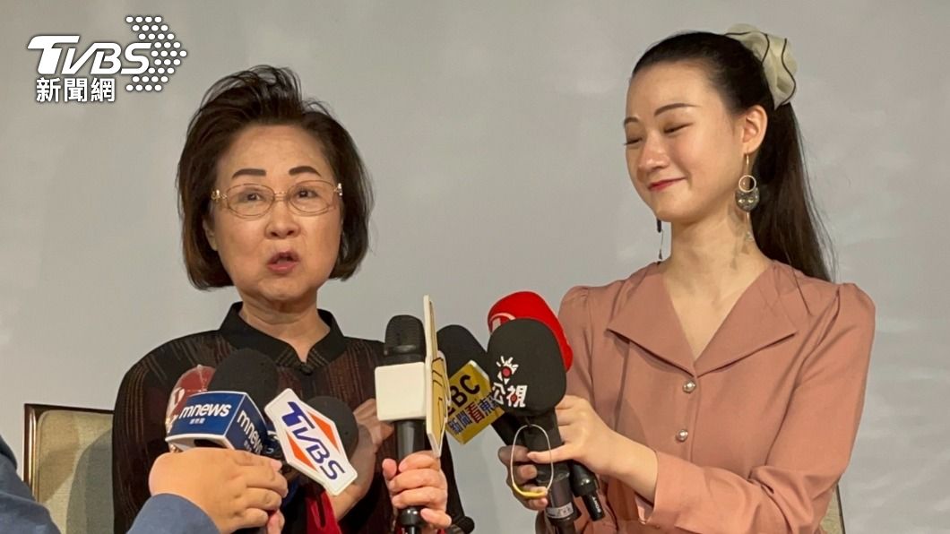 瓊瑤及孫女陳可嘉。（圖／陳郁文攝）