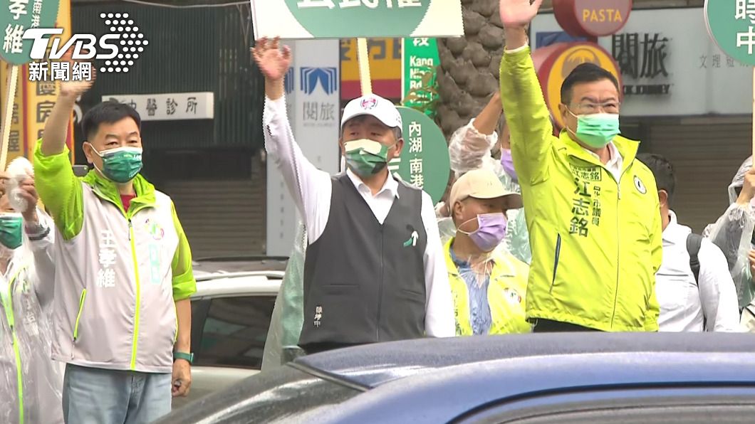 民進黨台北市長參選人陳時中今早至路口催票。（圖／TVBS）