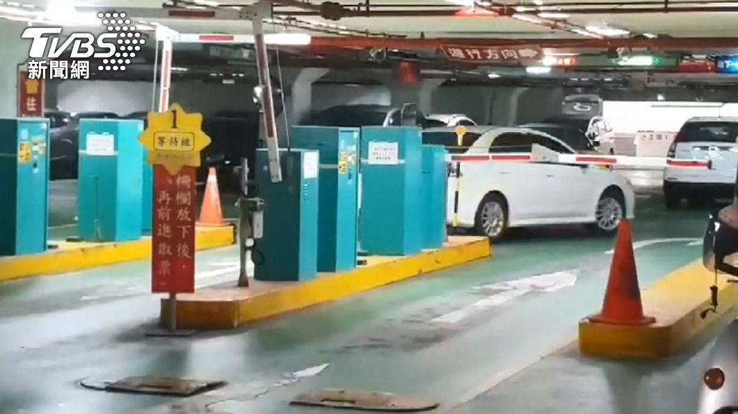 不少停車場出場必須繳費投入停車卡。（示意圖，與當事無關／TVBS資料畫面）
