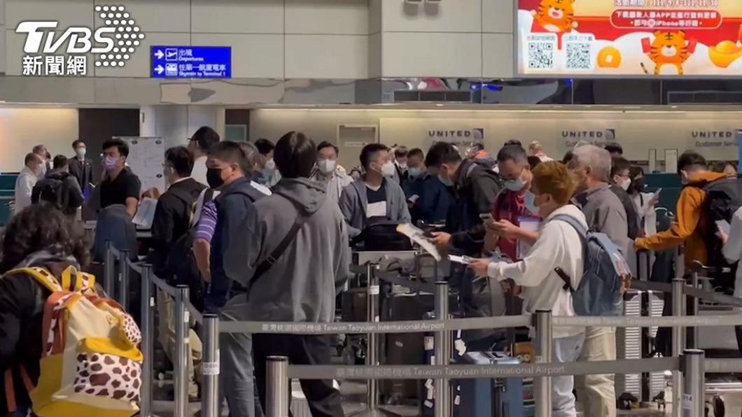 國門解封全球首發團凌晨抵台 旅客:很喜歡台灣