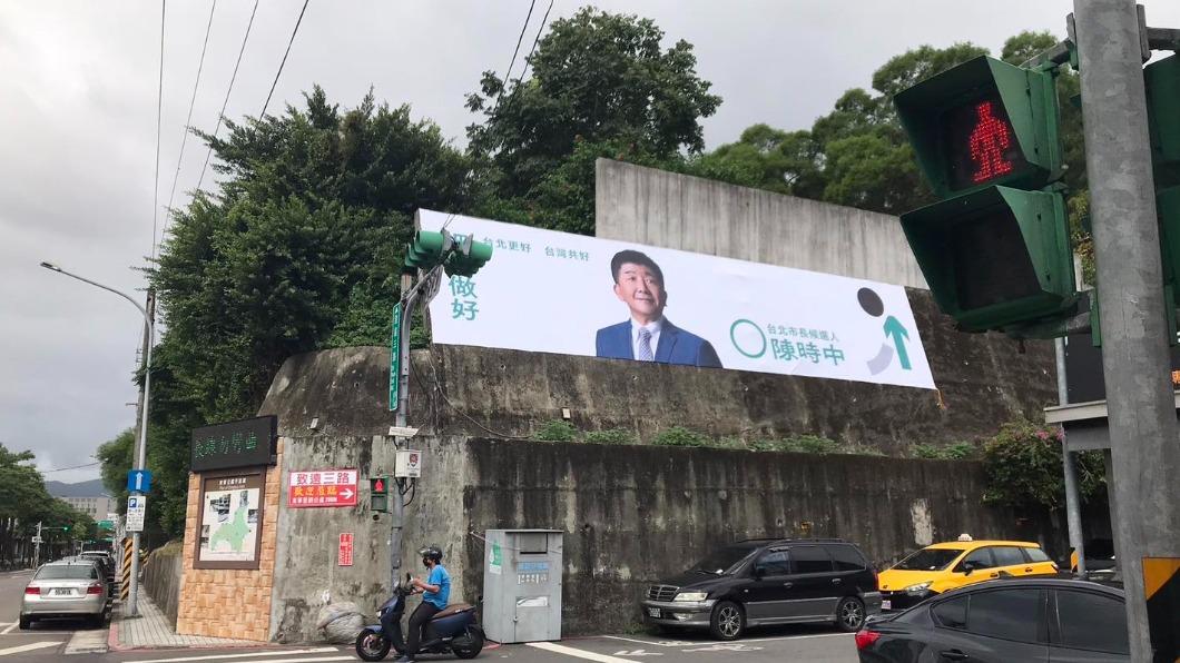 陳時中又出包?他抓「違規掛看板」:總統級幕僚太掉漆