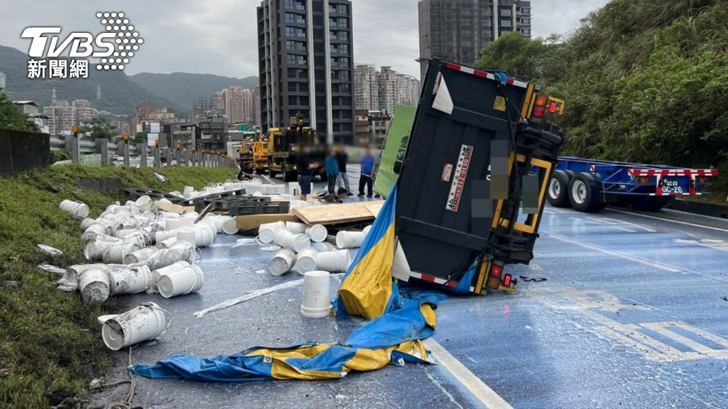 下匝道車速過快!國道一號大貨車翻覆 「地板蠟」灑滿地