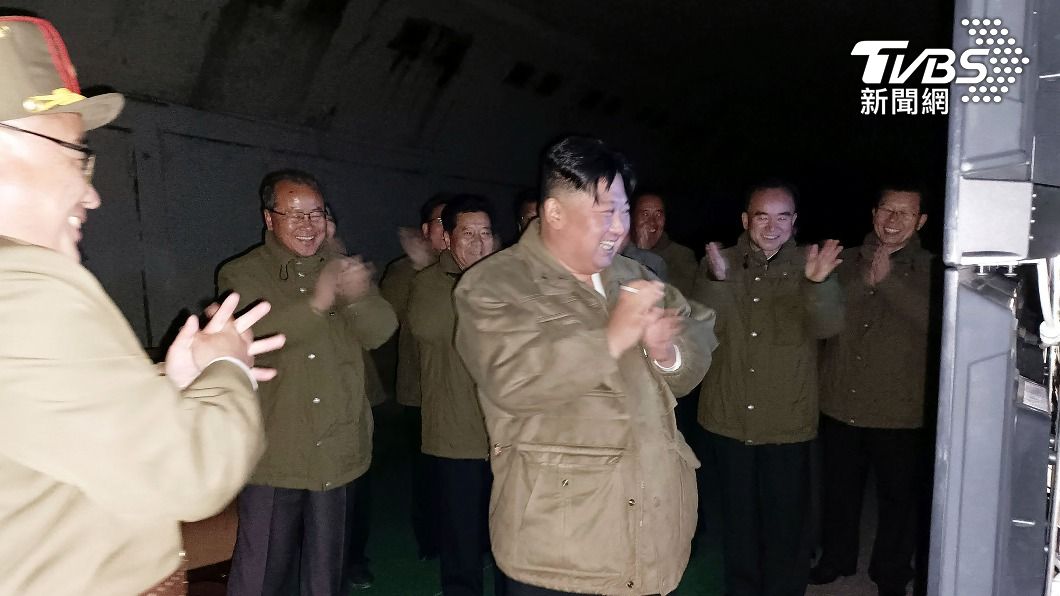 金正恩視察飛彈試射現場。（圖／達志影像美聯社）