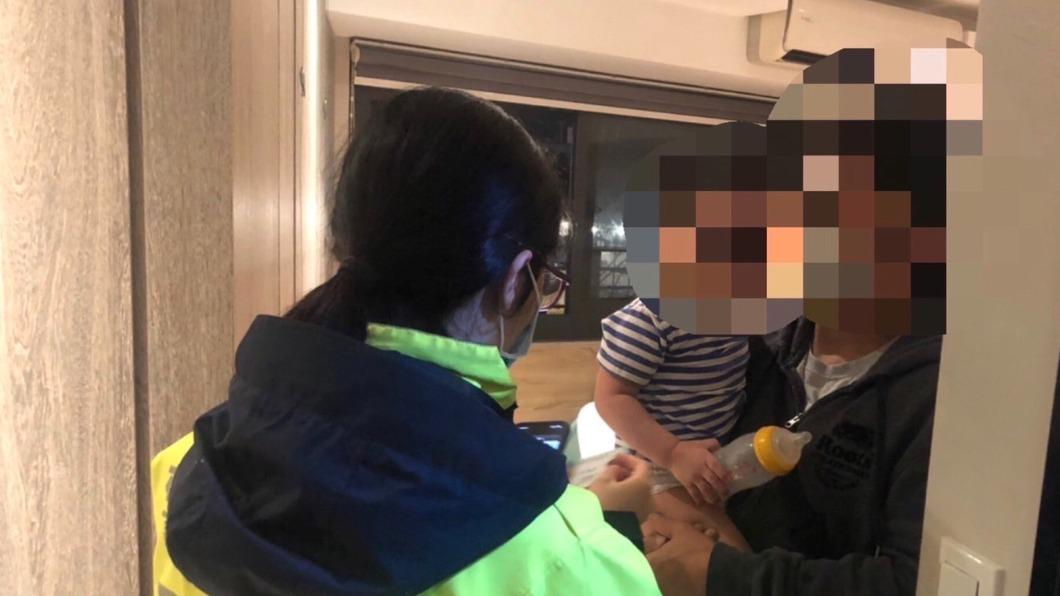 父親一把抱住兒子安慰，幼童才慢慢停止哭鬧　（基隆市警局提供）