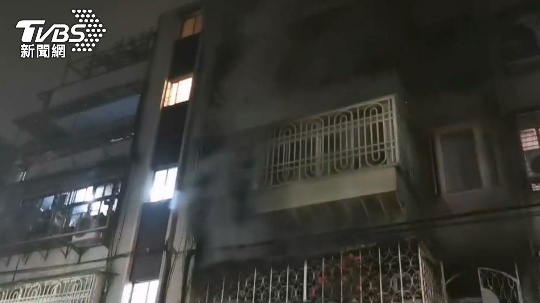 暗夜惡火狂竄!內湖737巷民宅濃煙密布 消防員急救住戶