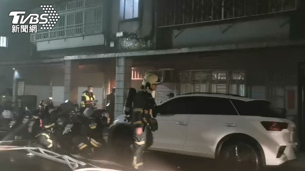 消防員急拉水線灌救。(圖/TVBS)