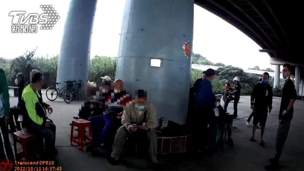 光天化日!福和橋象棋園區公然聚賭 警逮10賭客扣賭資