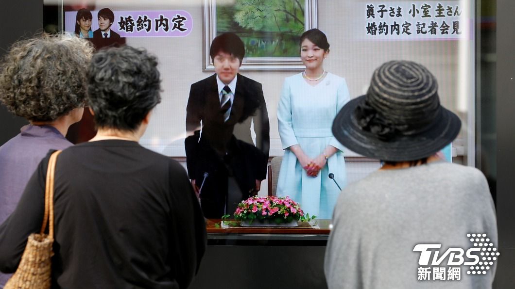 日本民眾圍觀真子公主的婚禮直播。(圖/達志影像路透社)