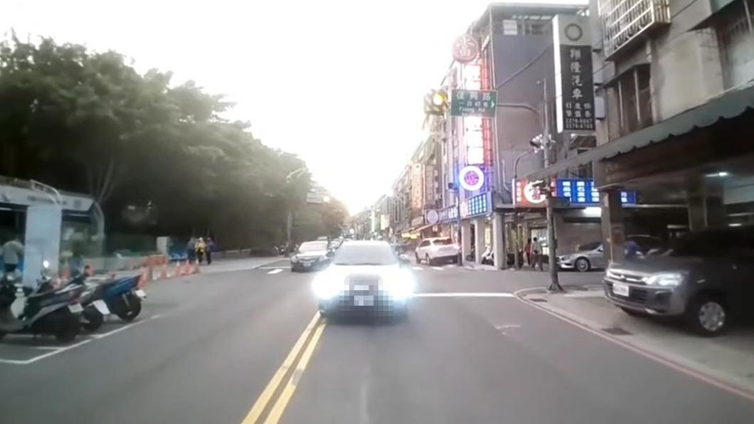 雞腿換駕照?小轎車沿路逆向撞機車還肇事逃逸 騎士傻眼