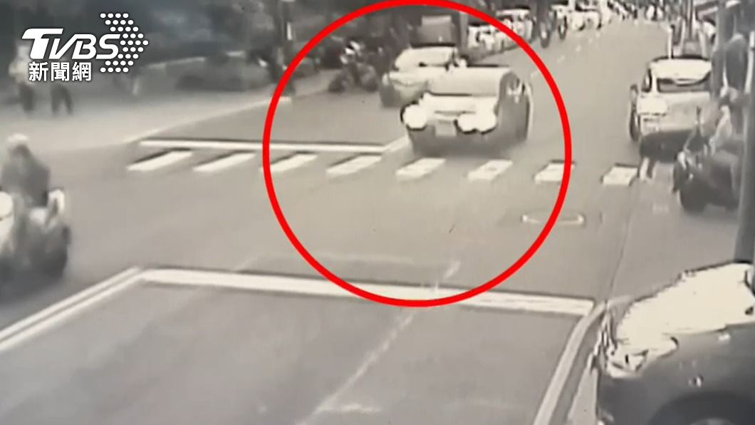 路口監視器拍下小轎車沿路逆向的驚險場景。（圖／TVBS）