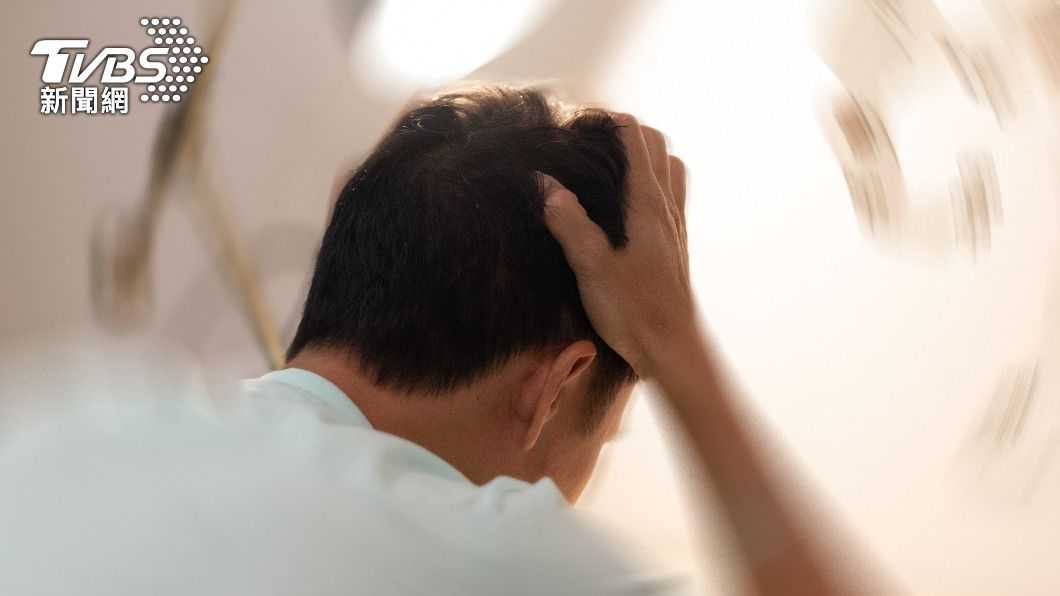 男網友洗殘廢澡洗到一半,竟突然頭暈跌倒。(示意圖/shutterstock 達志影像)