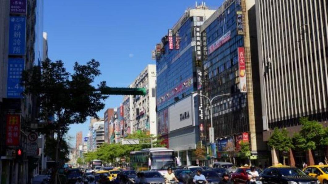 隨著防疫政策逐步開放，外出購物、聚餐、旅遊人潮出籠及伴隨而來的報復性消費，預期店面交易市場可望逐步回溫。（圖／信義全球資產提供）