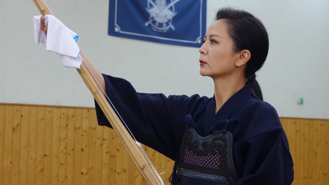 高欣欣首次為八點檔披道服。(圖/民視提供)