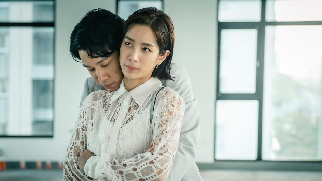 温貞菱（前）約會薛仕凌卻陷數位性暴力。（圖／Netflix提供）