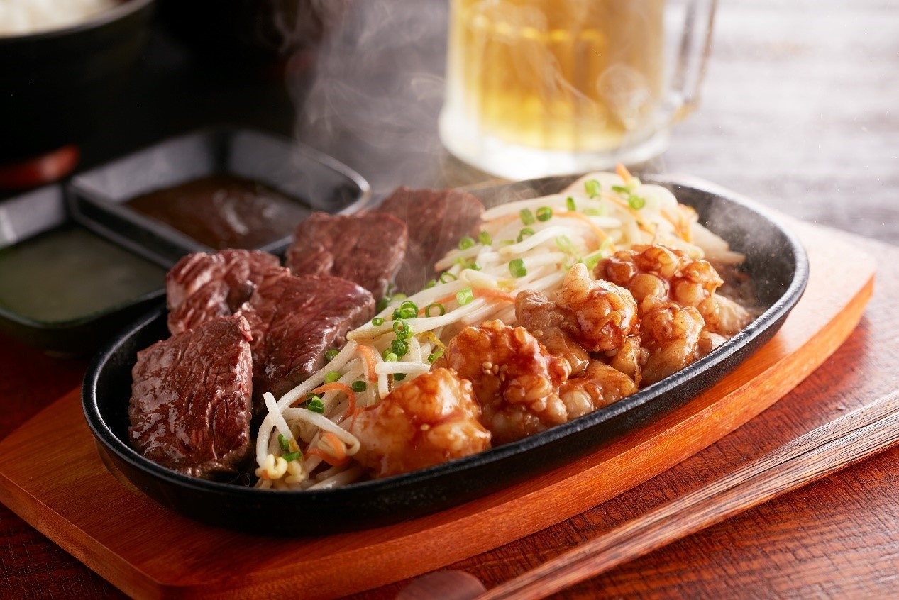 「牛腸與橫膈膜肉定食」(ホルモンとハラミ定食)。(圖片來源:ⒸJR East Cross Station Co.,Ltd.)