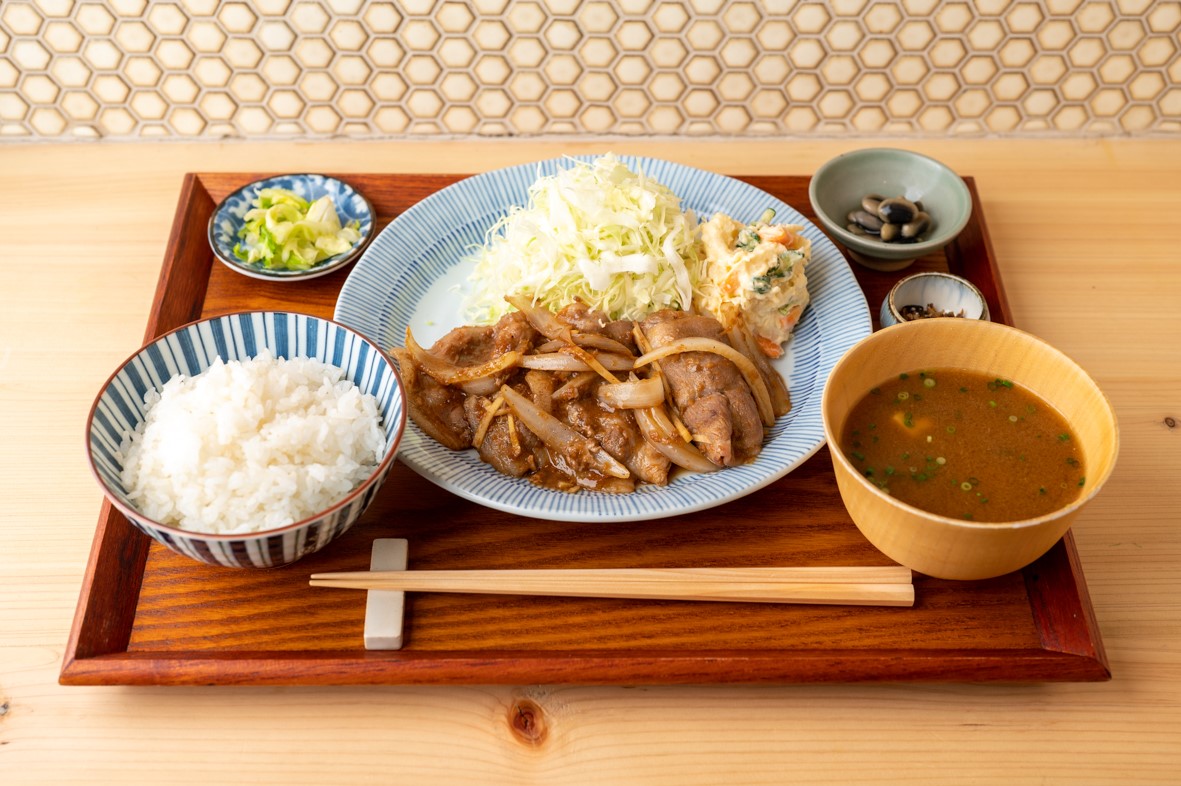 「薑燒豬肉定食」(豚生姜焼き定食)。。(圖片來源:ⒸJR East Cross Station Co.,Ltd.)