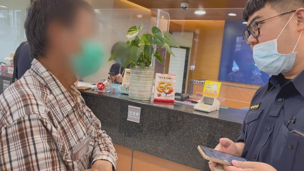 警員查看民眾的對話紀錄，一眼識破是詐騙手法。（圖／TVBS）