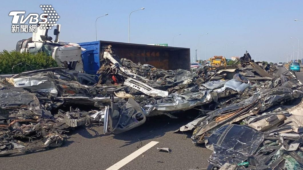 國1北上西螺段大貨車側翻!廢鐵散落佔滿全車道 車輛回堵