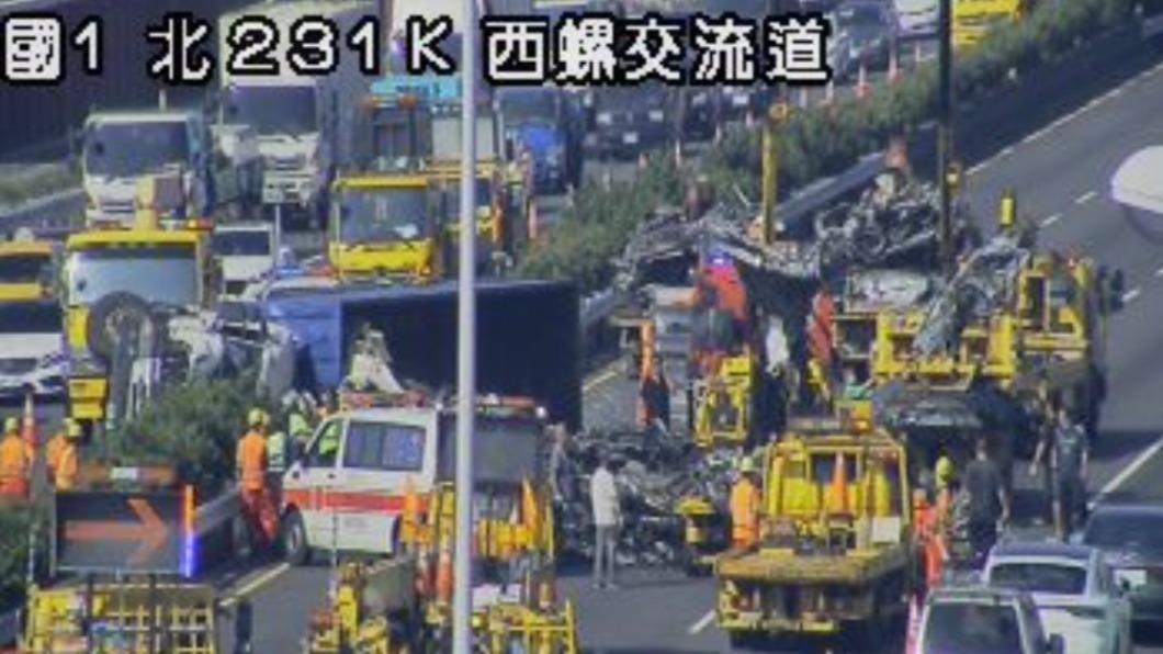現場僅剩路肩能通行。（圖／翻攝自高公局即時影像）