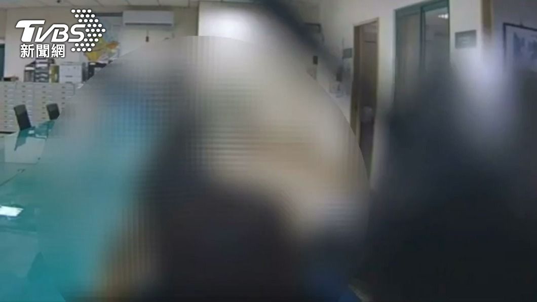 男子被帶回派出所。(圖/TVBS)