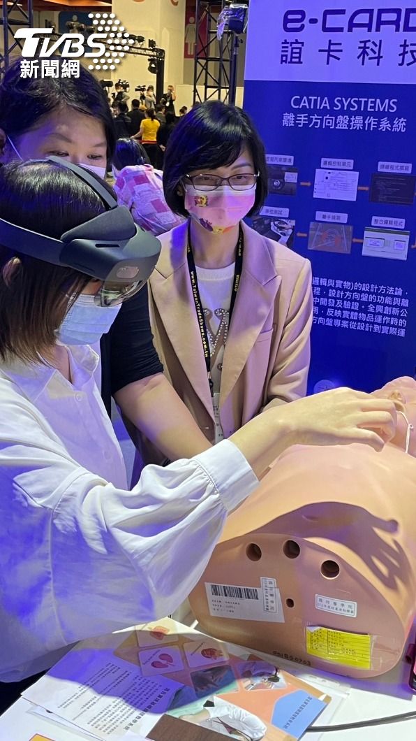國防醫學院混合實境基礎護理教學系統。（圖／王翊綺攝）