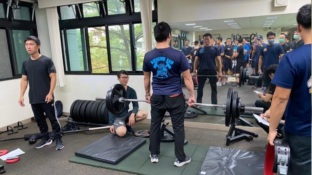 新北市消防局第二大隊接連4天舉行體能測驗,驗收消防員平日辛勤鍛鍊的成果。(圖/TVBS)