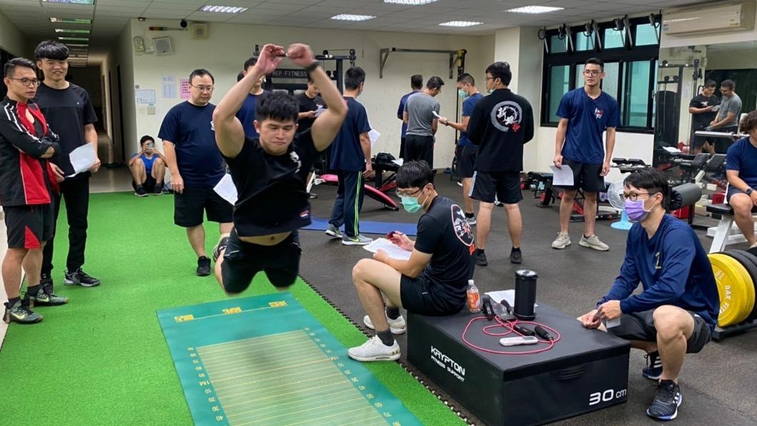 新北市消防局第二大隊接連4天舉行體能測驗,驗收消防員平日辛勤鍛鍊的成果。(圖/TVBS)