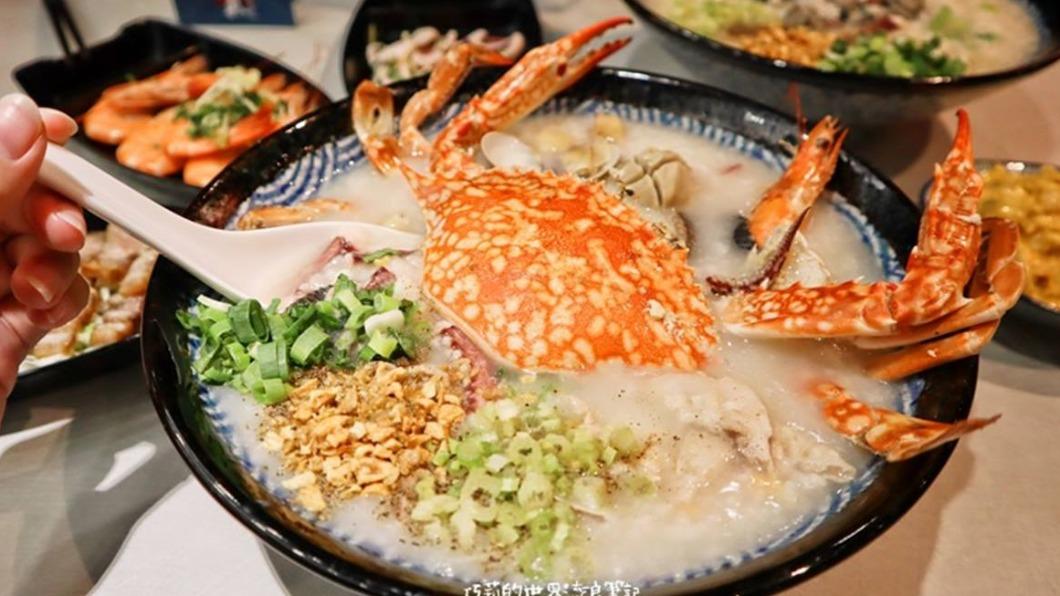 「螃蟹海鮮粥」（280元）一整隻花蟹放在粥上面有夠浮誇。（圖／巧莉的世界流浪筆記提供）