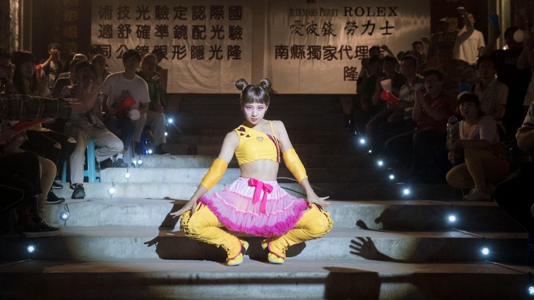 從影以來最大尺度!吳映潔穿內衣褲「撫胸、震動」羞爆
