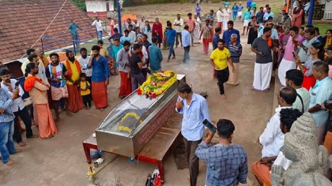 神鱷死亡消息一出信眾們紛紛湧入哀悼致意。（圖／翻攝自推特Shobha Karandlaje @ShobhaBJP）