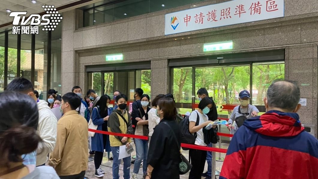 直擊/解封!換護照人潮爆 領務局「排到門口外繞一圈」