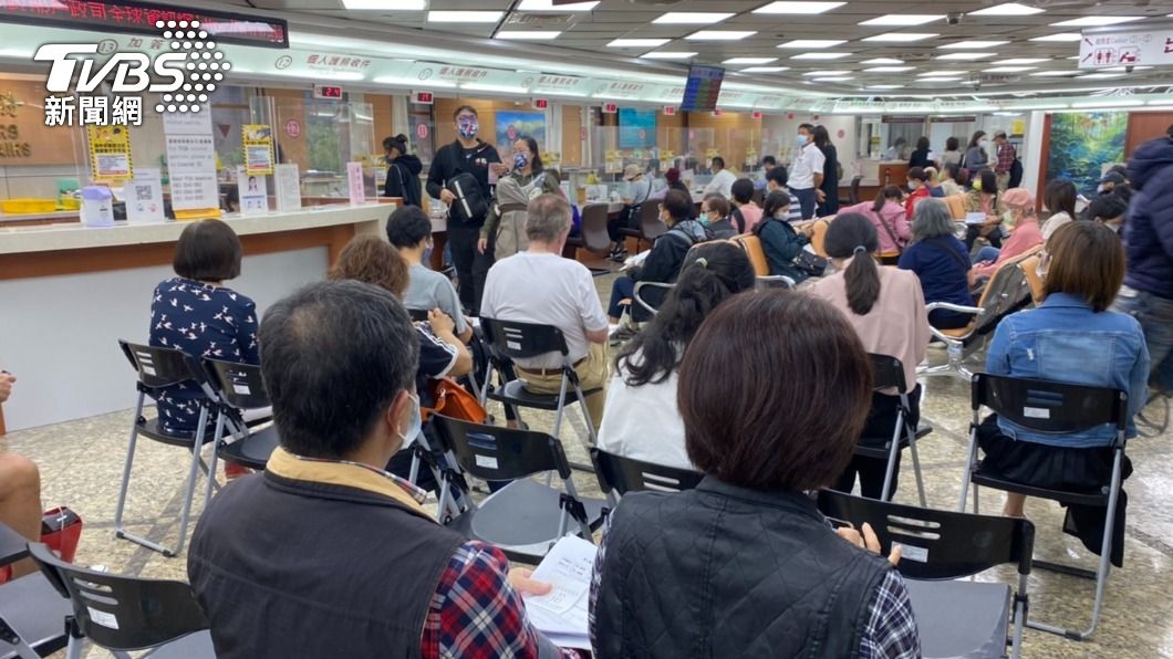 國門今日終於重開,近日,外交部領事事務局湧現換護照人潮。(圖/林至柔攝)