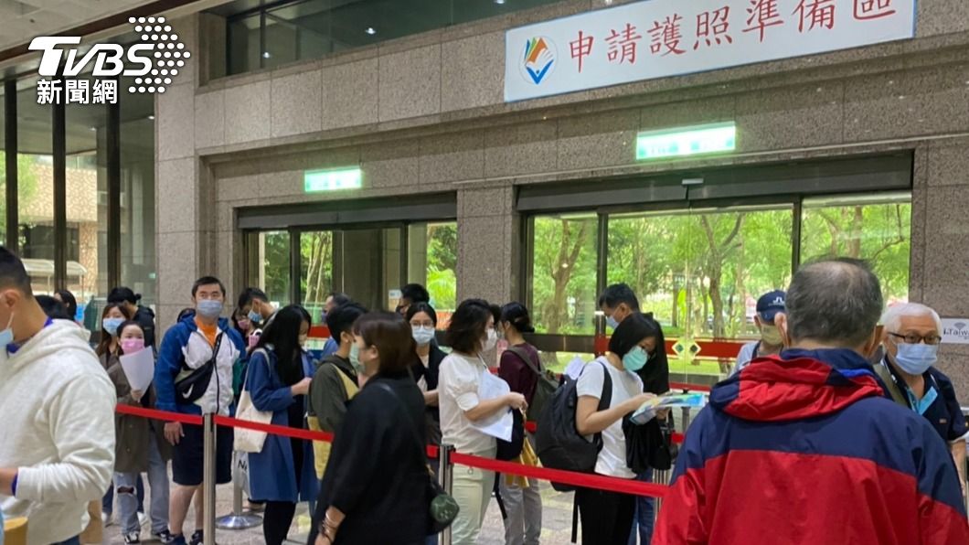 國門今日終於重開,近日,外交部領事事務局湧現換護照人潮。(圖/林至柔攝)