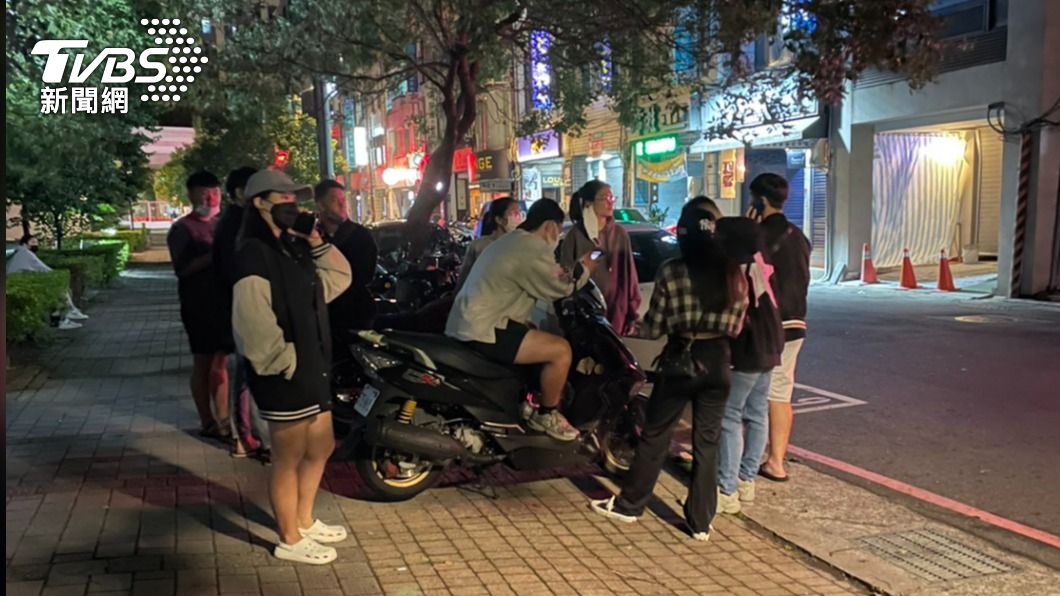 蔡女的同窗好友徹夜守候在租屋處外。（圖／TVBS）
