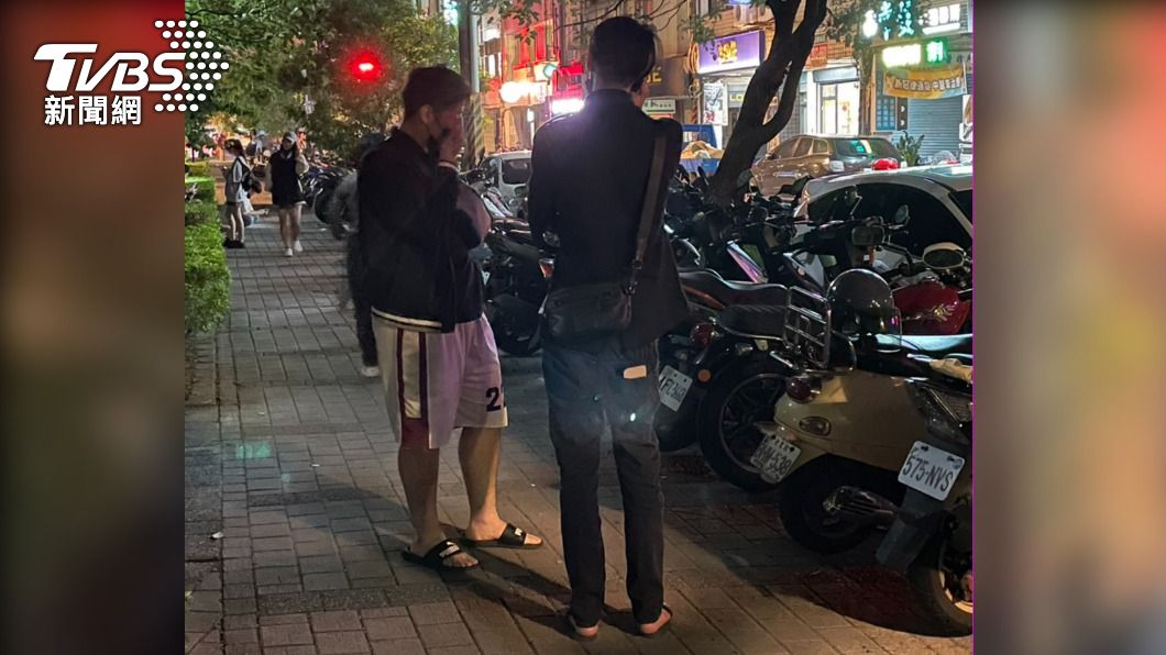 蔡女的前男友(右)也趕到現場了解狀況。(圖/TVBS)