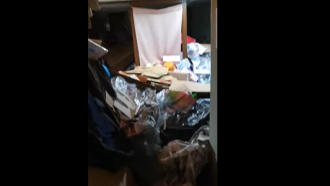 女房客竟蒐集鄰居的垃圾、廚餘往屋內丟。(圖/翻攝自爆料公社臉書)