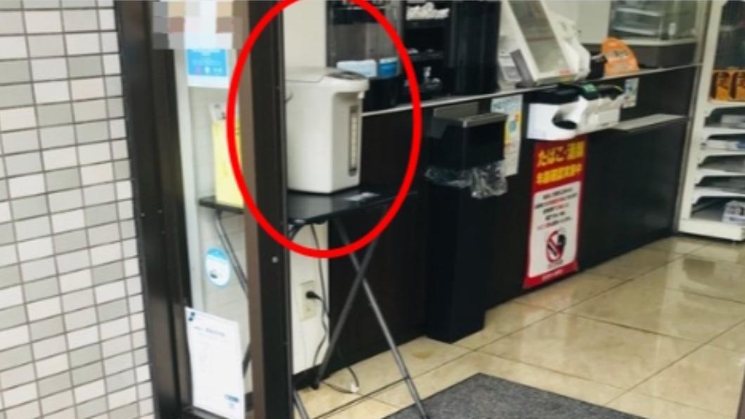 超商入口處擺了一台即熱式飲水機,模樣超像酒精噴霧器。(圖/翻攝自Twitter)