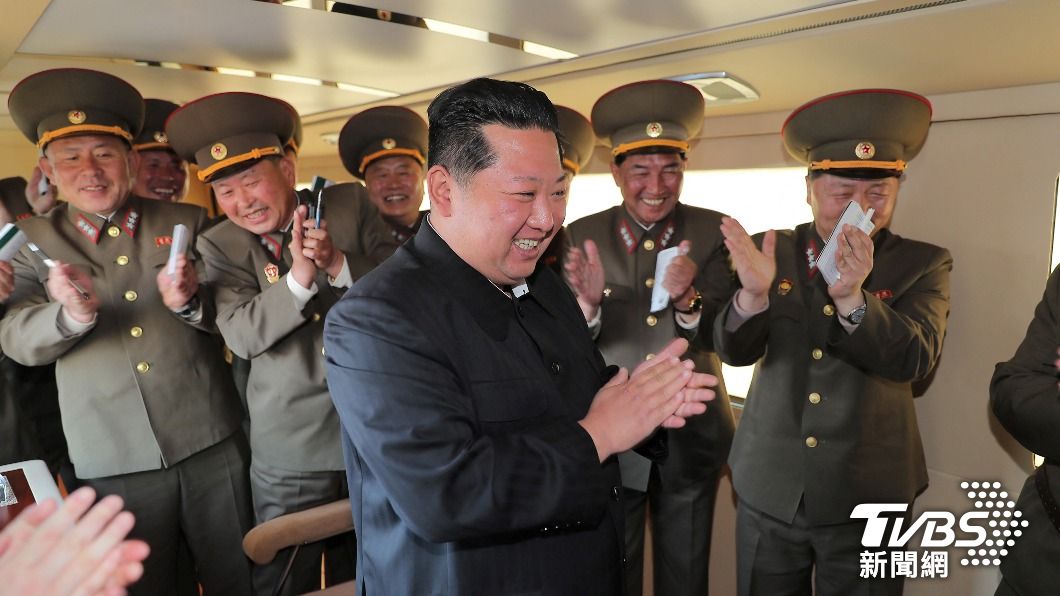 金正恩與北韓軍官。（圖／達志影像路透社）