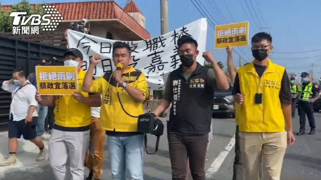 劉仕傑與支持者路過競總。(圖/TVBS)