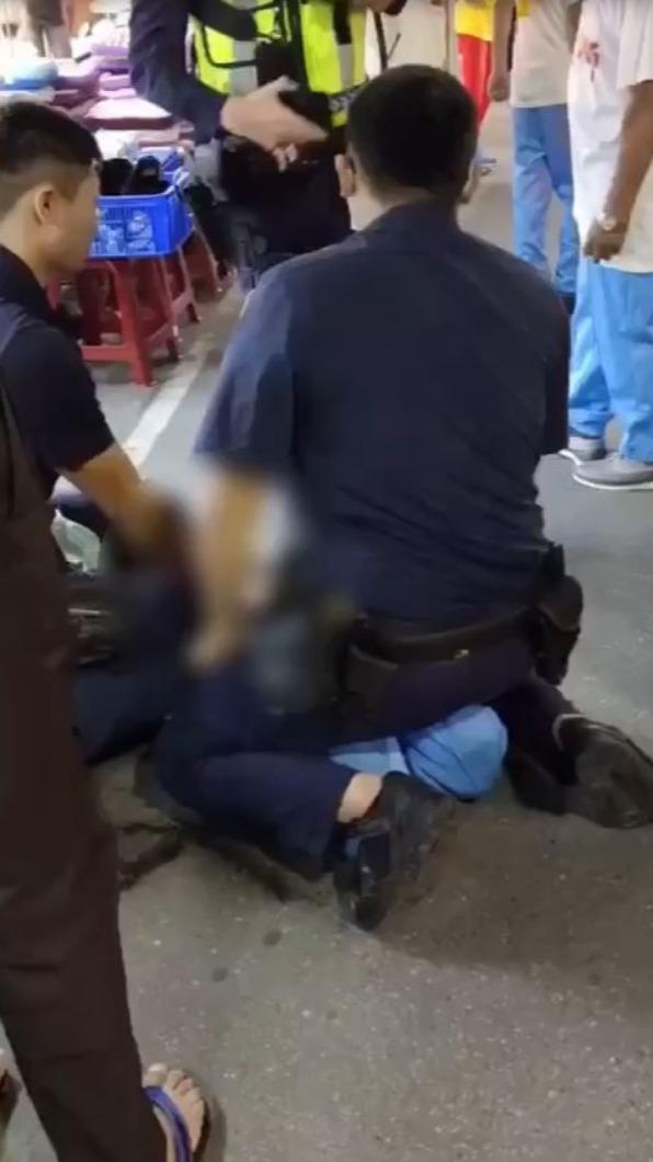 警方將鬧事民眾壓制在地。(圖/民眾提供)