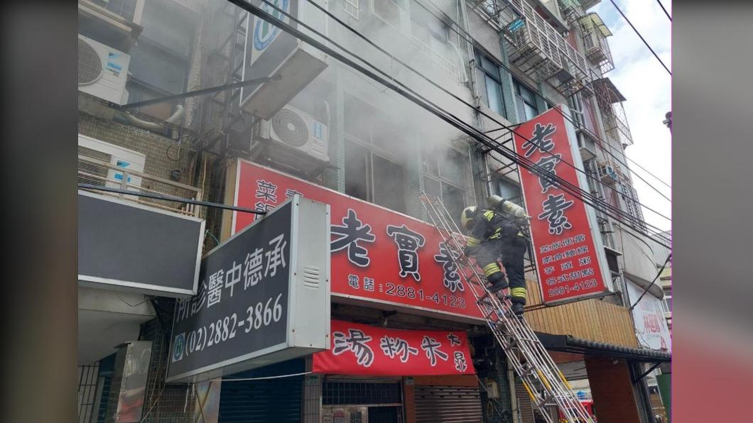快訊/士林公寓傳火警 1男無生命跡象送醫搶救