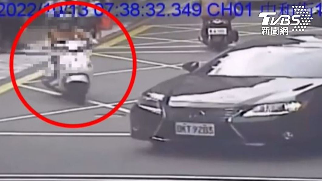 媽別鬧了!載兒上學先喝三罐啤酒 撞車後將兒丟包先落跑