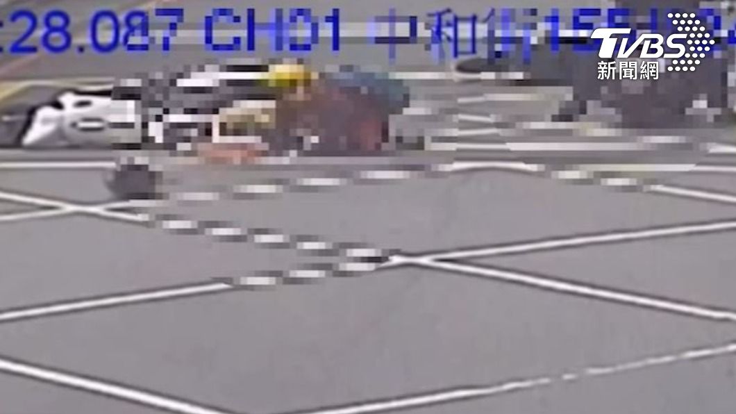 車禍後12歲兒子受傷，女子竟將他丟包在現場自己騎車離開。（圖／TVBS）
