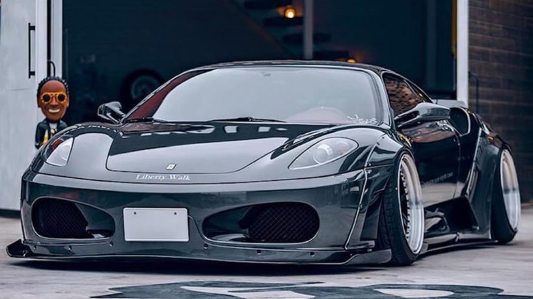 最強海拉風!F430魔改成「超大外八」 車迷一看崩潰