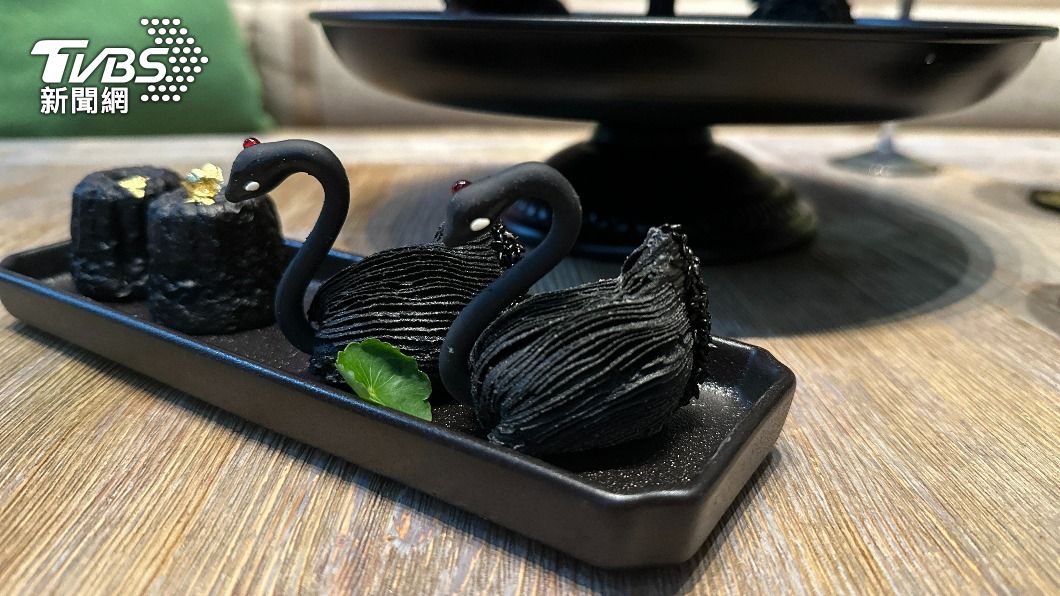 外型亮眼的「黑天鵝豆沙酥」。(圖/葉韋辰攝)