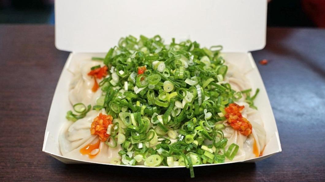 特色就是可以自己加上滿滿的蔥花,再加辣椒醬是完美組合。(圖/跟著踢小米吃喝玩樂趣提供)