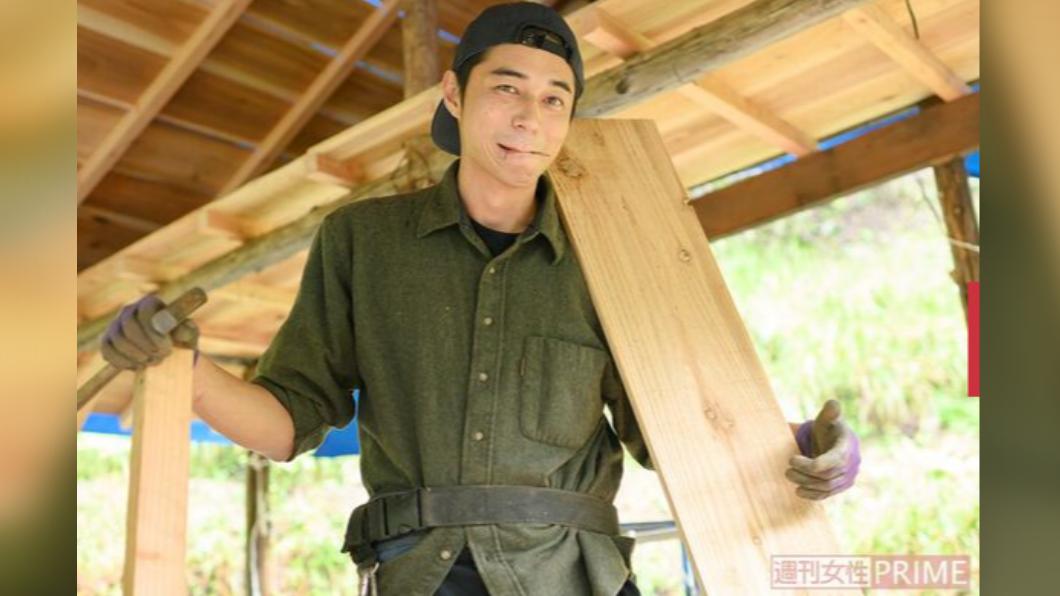 東出昌大搬進山屋過著自給自足的生活。(圖/翻攝自週刊女性官網)