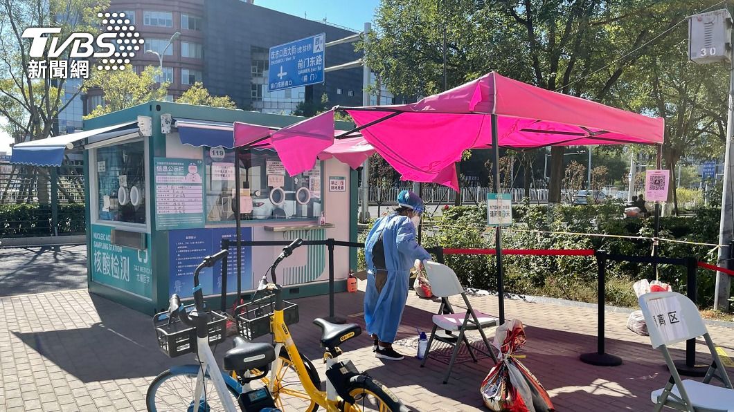圖為北京市觀光地標前門一帶設置的核酸檢測站。(圖/中央社)