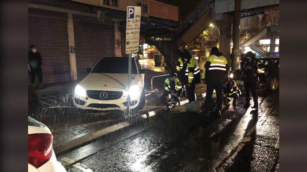 攔查不停 無照酒駕男自撞路邊護欄 警方送辦