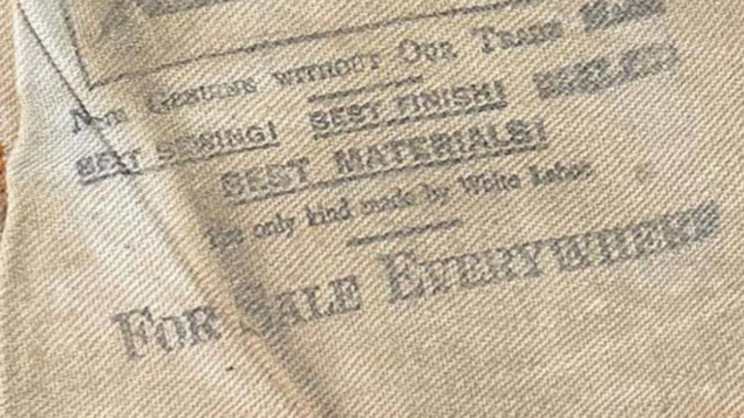 口袋上寫著「The Only Kind Made by White Labor」標語。（圖／翻攝自New York Post）
